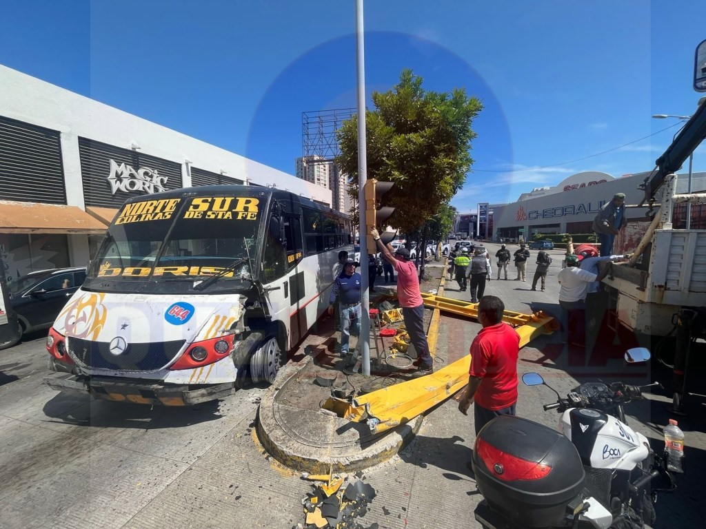 Camión de pasaje se estrella contra un&nbsp;semáforo