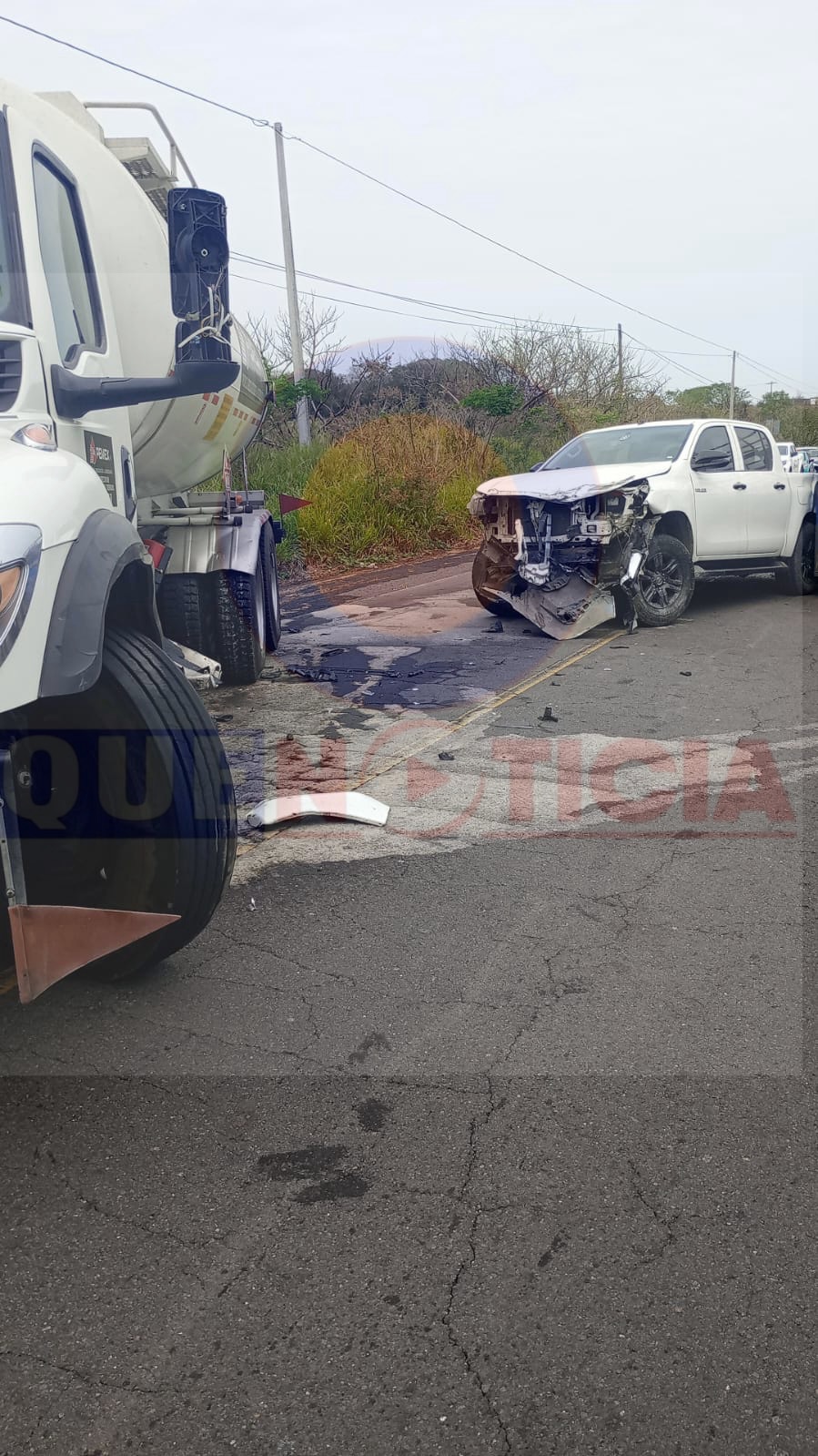 “Camioneta choca contra una pipa cargada de gasolina en la localidad de la&nbsp;Laguna”