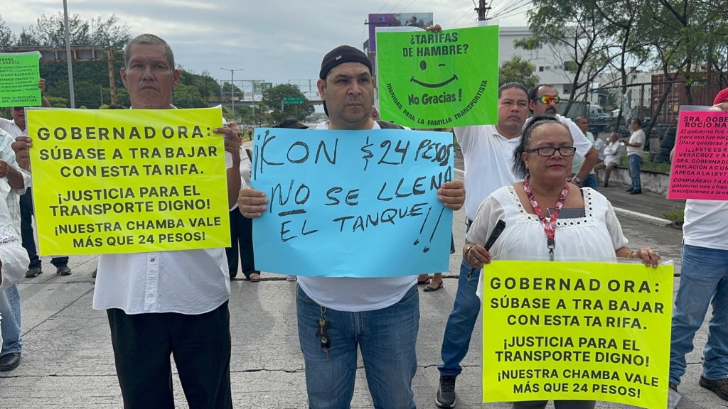 Piden taxistas de Veracruz aumentar tarifas mínimas; bloquean vialidades al norte de la&nbsp;ciudad