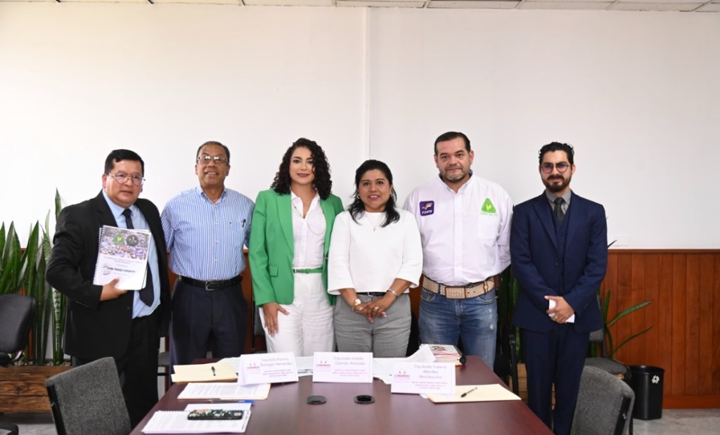 Atienden diputadas a representantes de galleros de la&nbsp;entidad