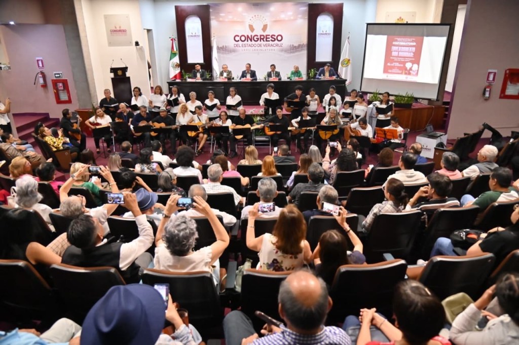 Recibe el Congreso a personas adultas mayores en&nbsp;conversatorio
