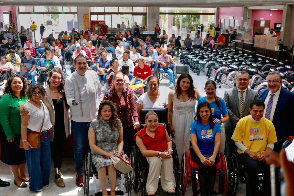 Atestigua Tanya Viveros la entrega de sillas de ruedas a personas con&nbsp;discapacidad