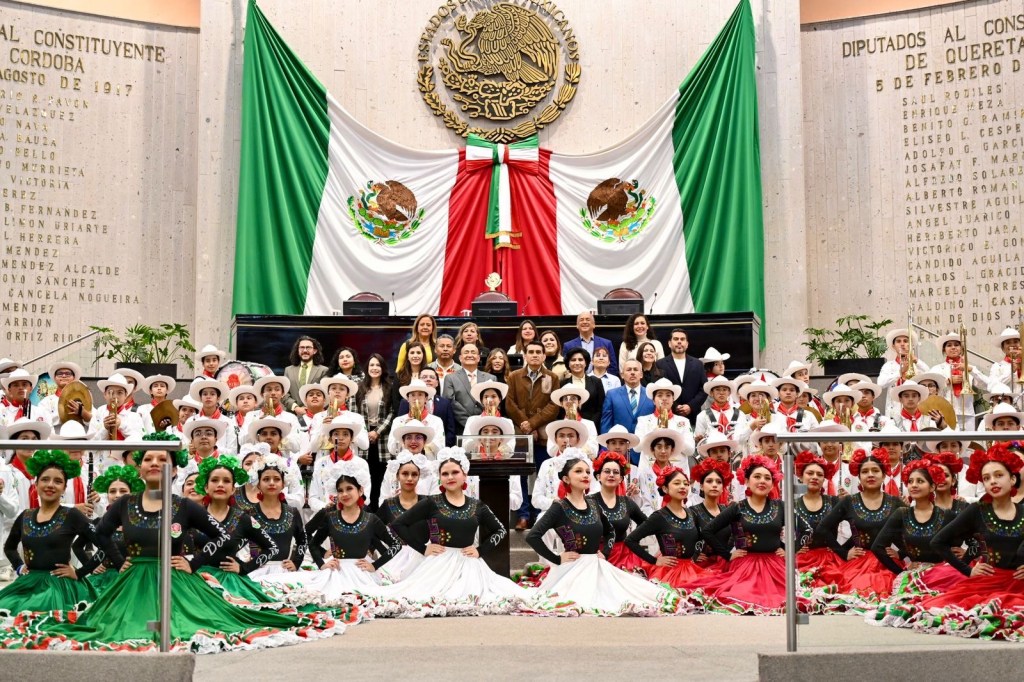 En el Congreso, reconocen a la Delfines Marching&nbsp;Band