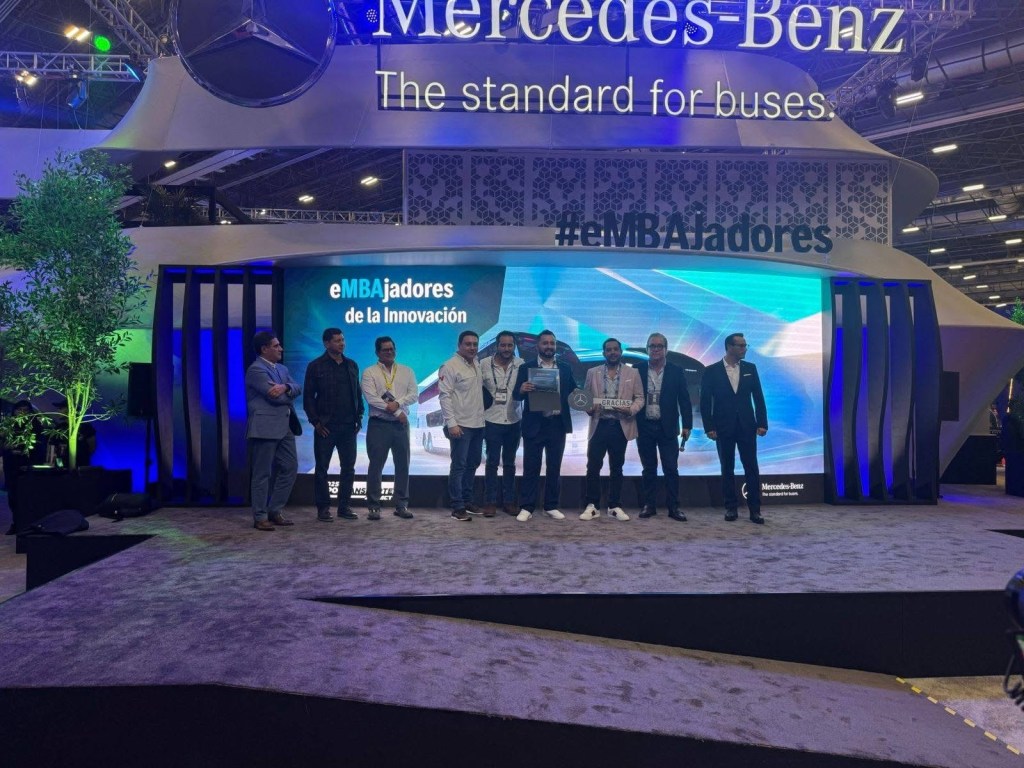Mercedes-Benz y Gruver entregan reconocimiento a “El Pollito” por innovación en el transporte de&nbsp;Veracruz