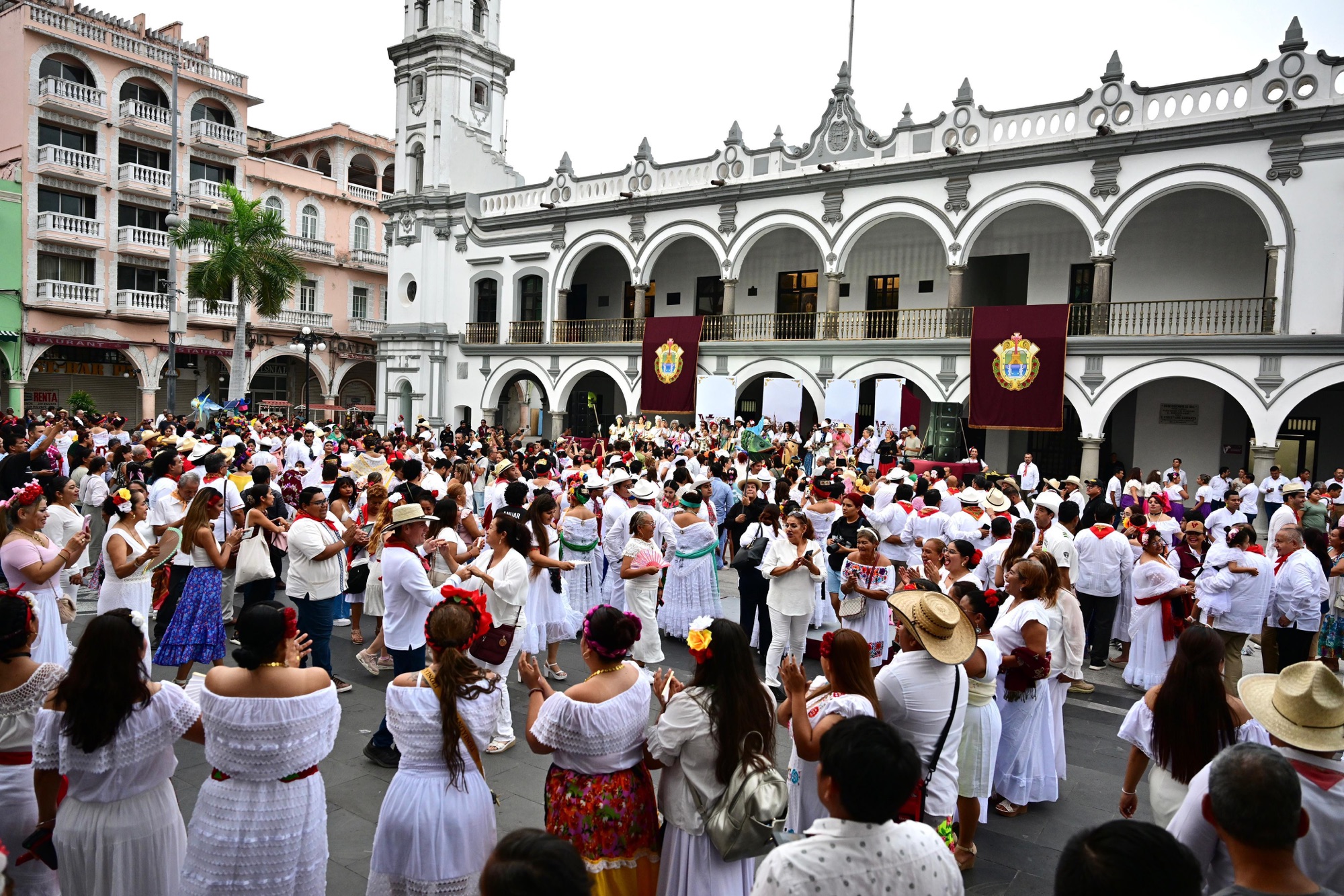 Magno Desfile de la Veracruzaneidad reúne a miles de jarochas y jarochos en el Centro Histórico