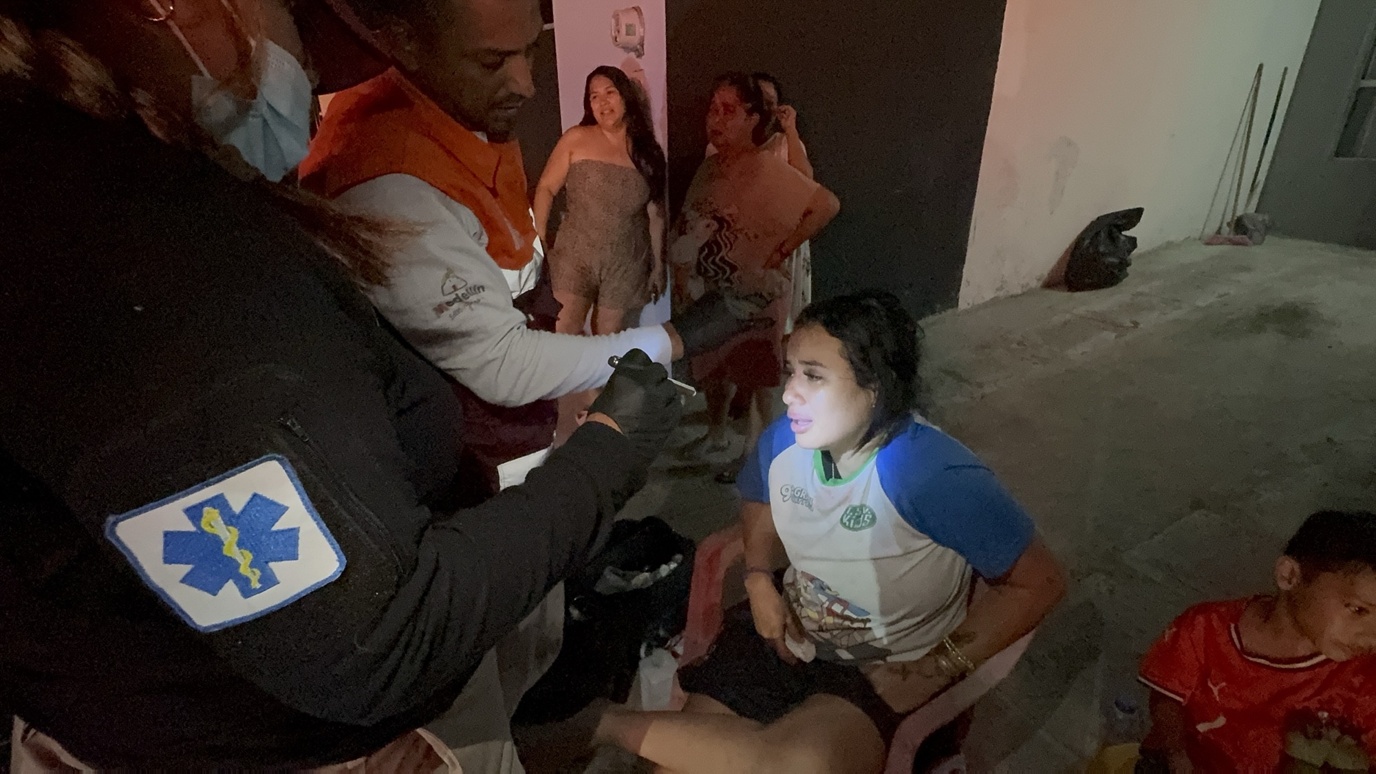 DERRAPA MOTONETA EN LAGOS DE PUENTE MORENO; VIAJABAN DOS MUJERES Y UN MENOR