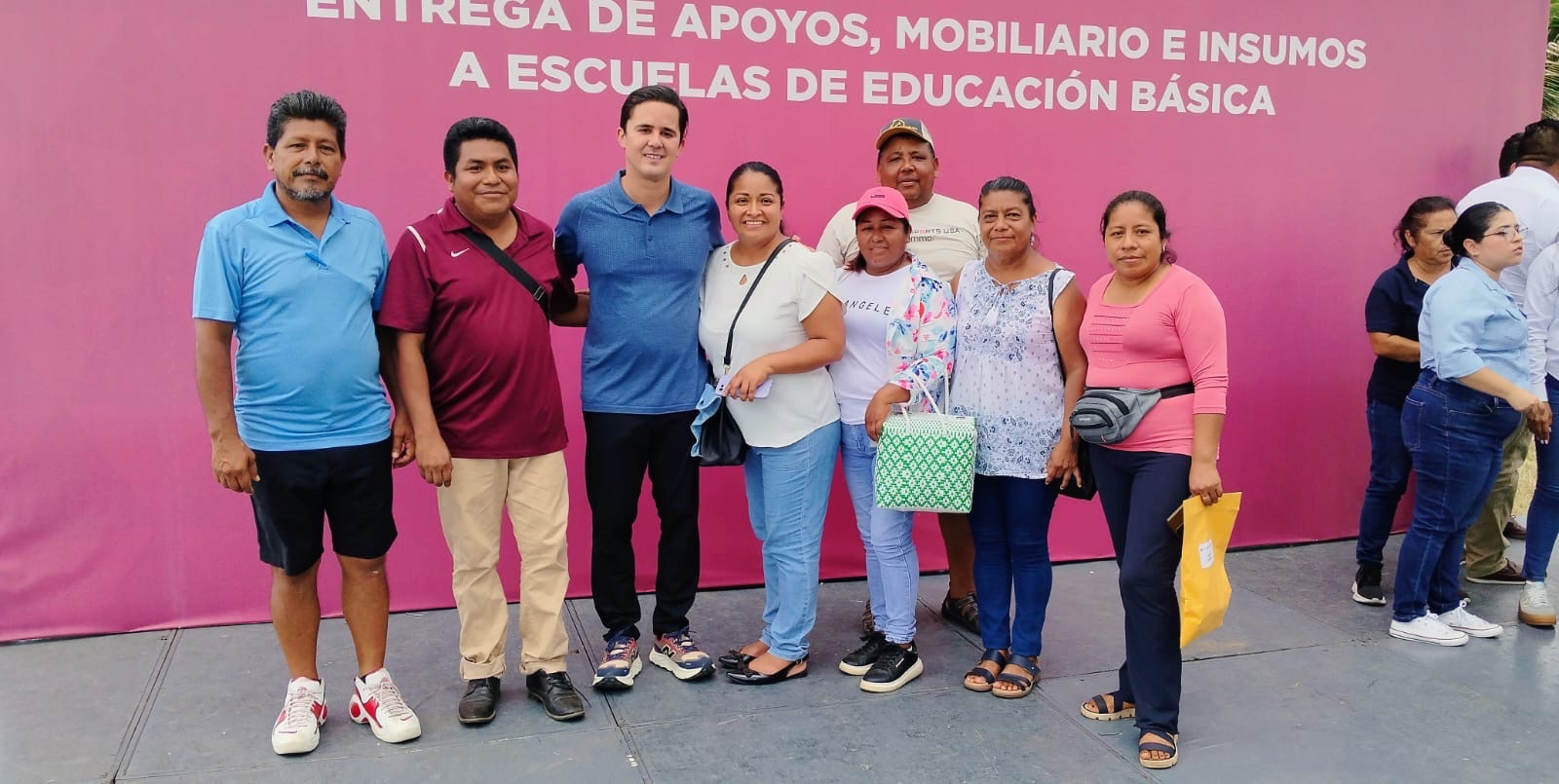 Rafa Fararoni y SEV entregan mobiliario a escuelas de San Andrés Tuxtla