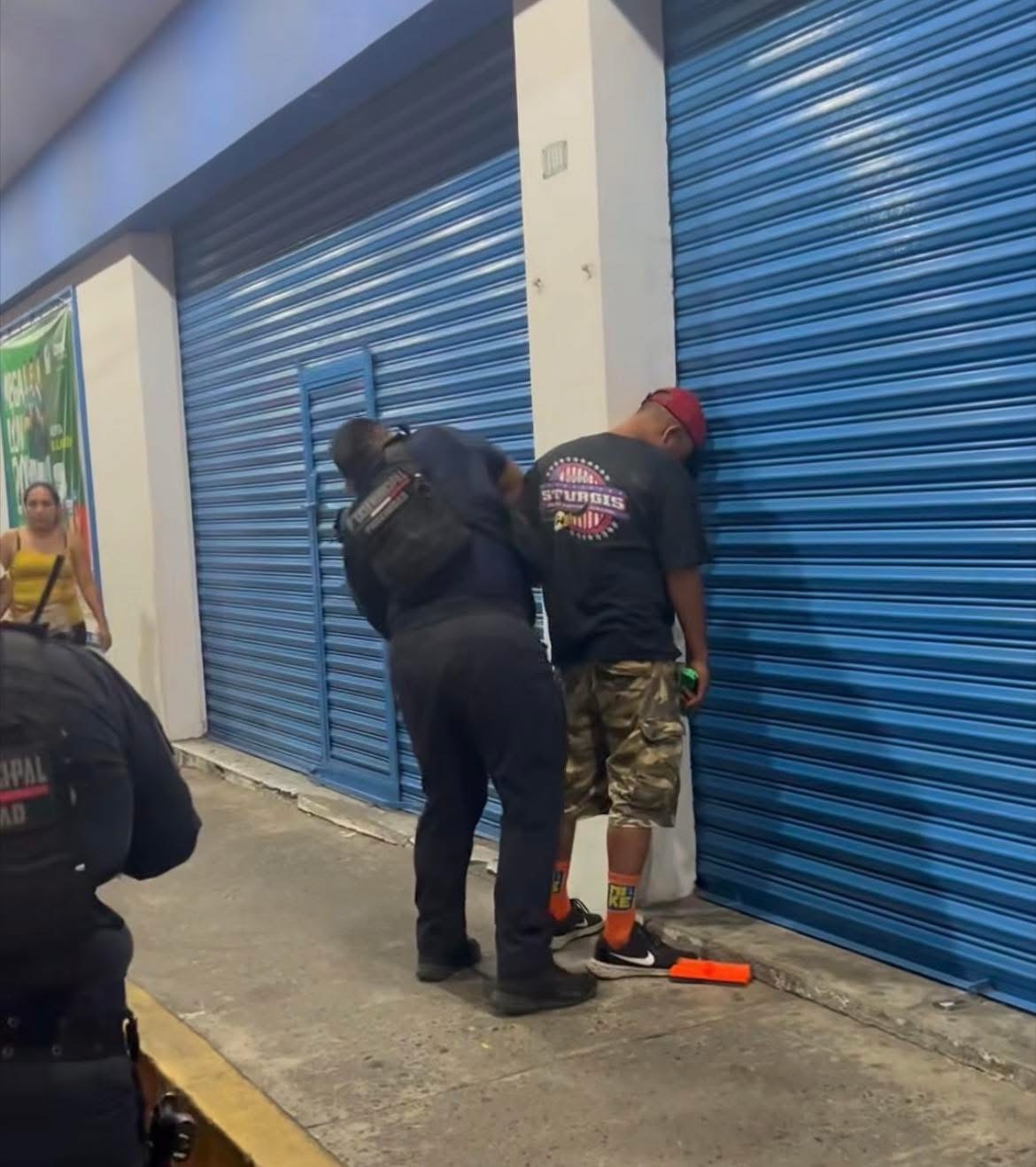 LO ATRAPAN POR PRESUNTOS ACTOS INDEBIDOS EN PLENO CENTRO DE MARTÍNEZ!