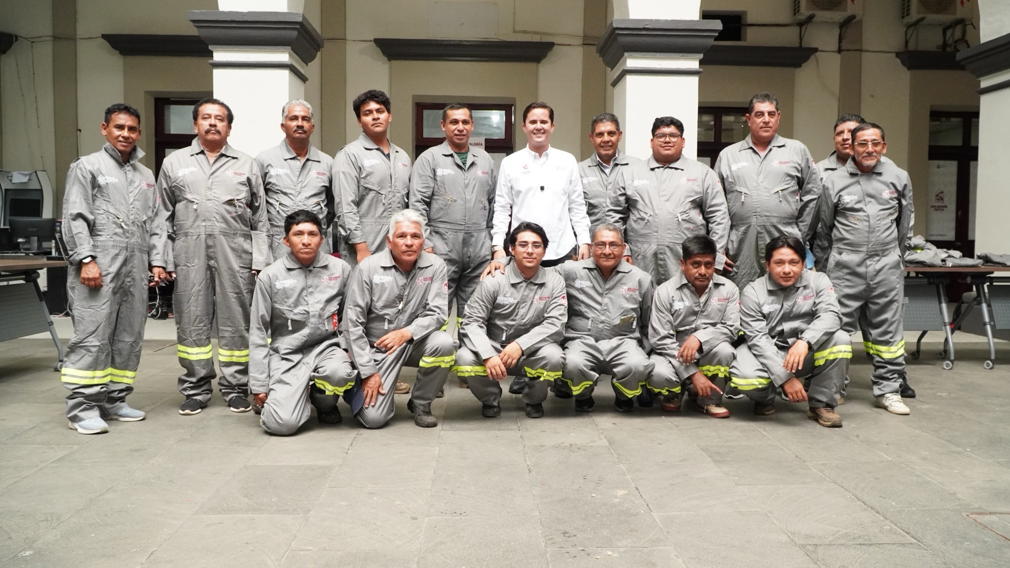 Entrega Rafa Fararoni uniformes a personal de Servicios Municipales&nbsp;