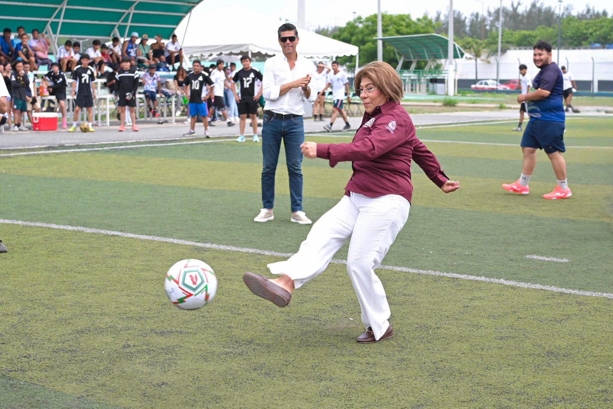 Con tiro inaugural, Rosa María Hernández Espejo da inicio a “Fútbol Somos
