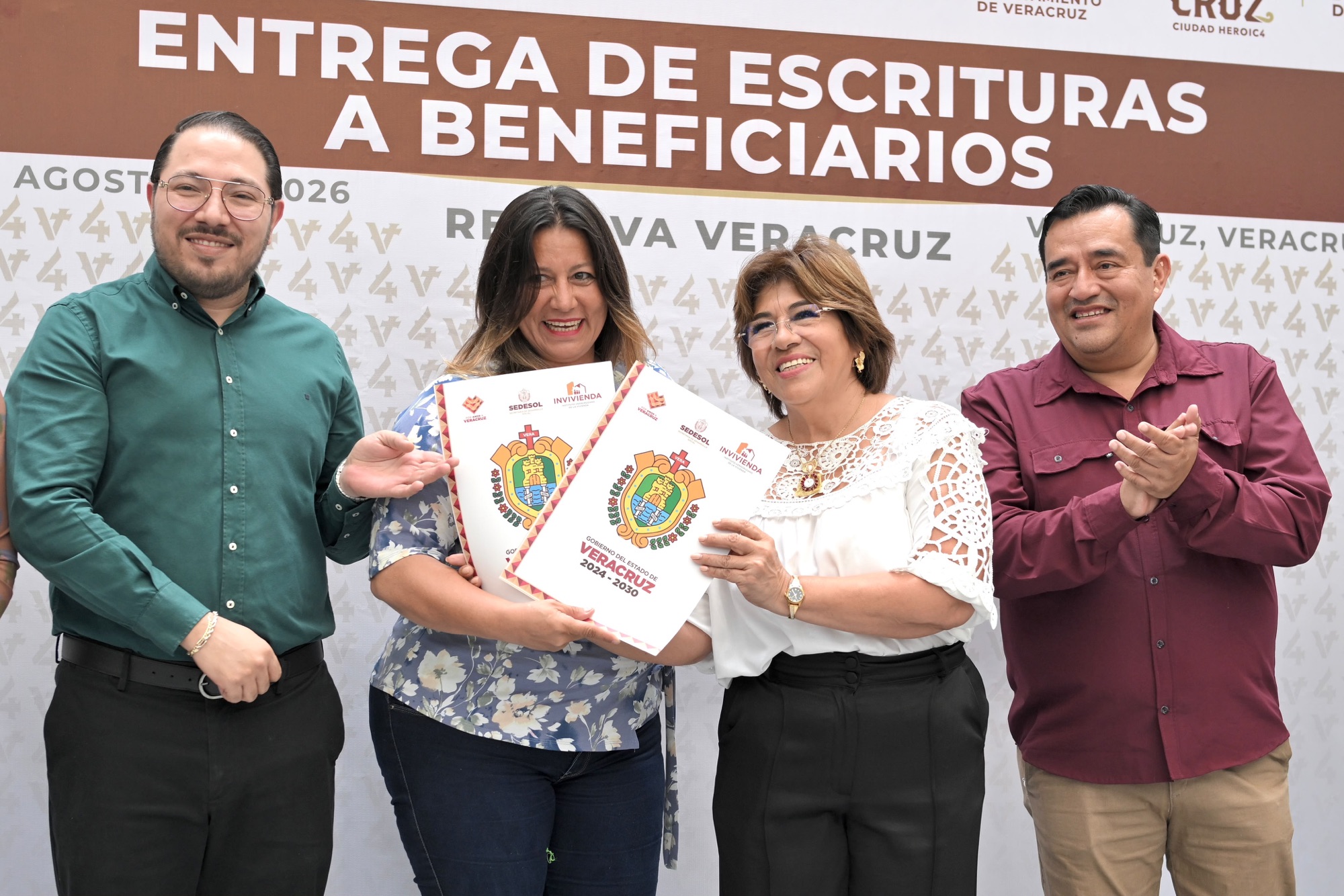 Garantiza Rosa María patrimonio de familias en colonias de Veracruz con entrega de escrituras