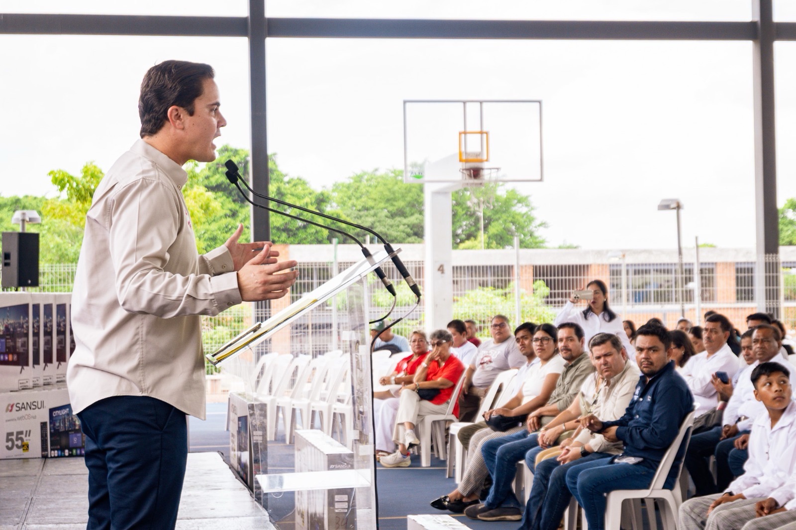 Gobierno del Estado y Municipal realizan entrega masiva de mobiliario escolar a 204 escuelas de San Andrés Tuxtla&nbsp;